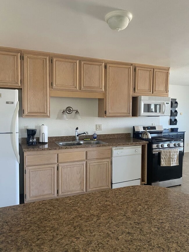 Building Photo - Furnished 2BR Joshua Tree Retreat | Ideal for 3–6 Month Stay |