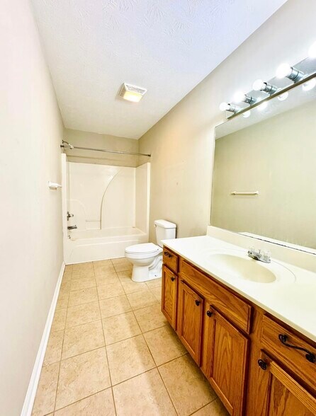Building Photo - 634 Hampton Way