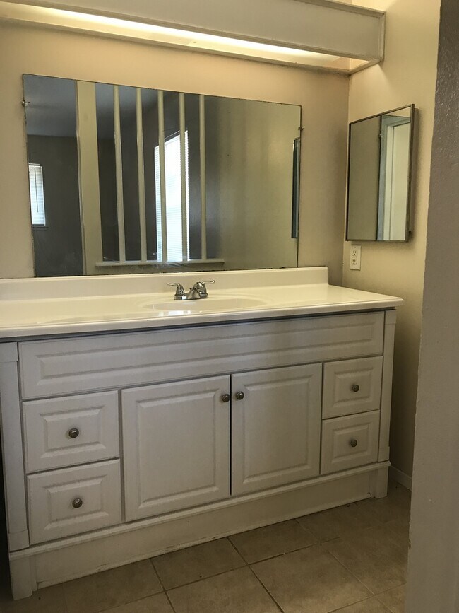 Building Photo - 5874 Castle Run Dr