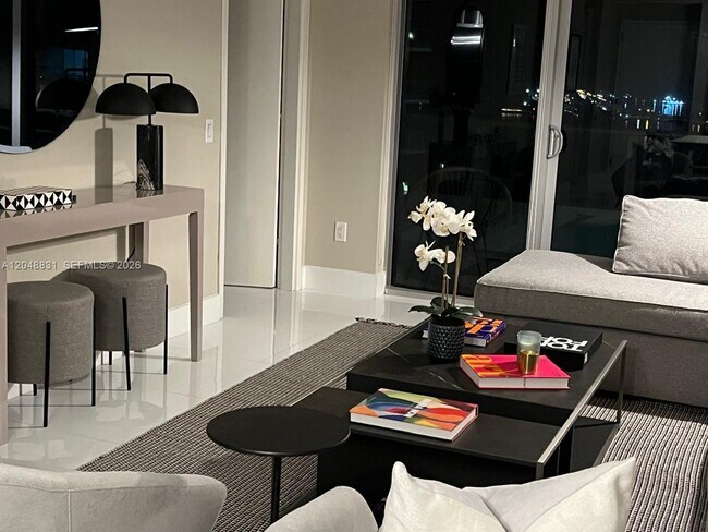 Building Photo - 1300 Brickell Bay Dr