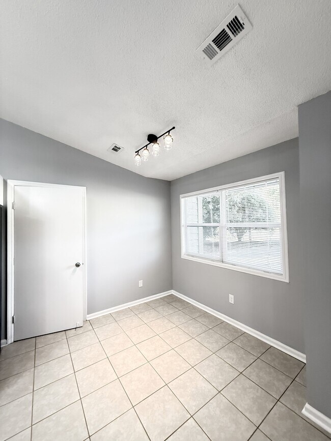 Building Photo - 506 Idlewood Cir