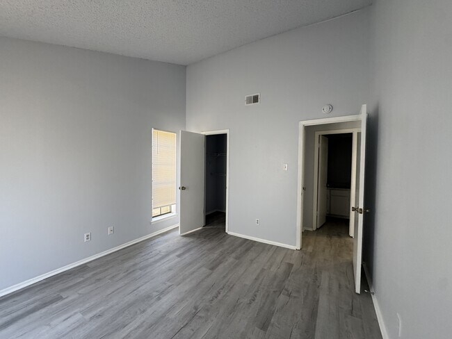 Building Photo - 2210 Capitan Dr