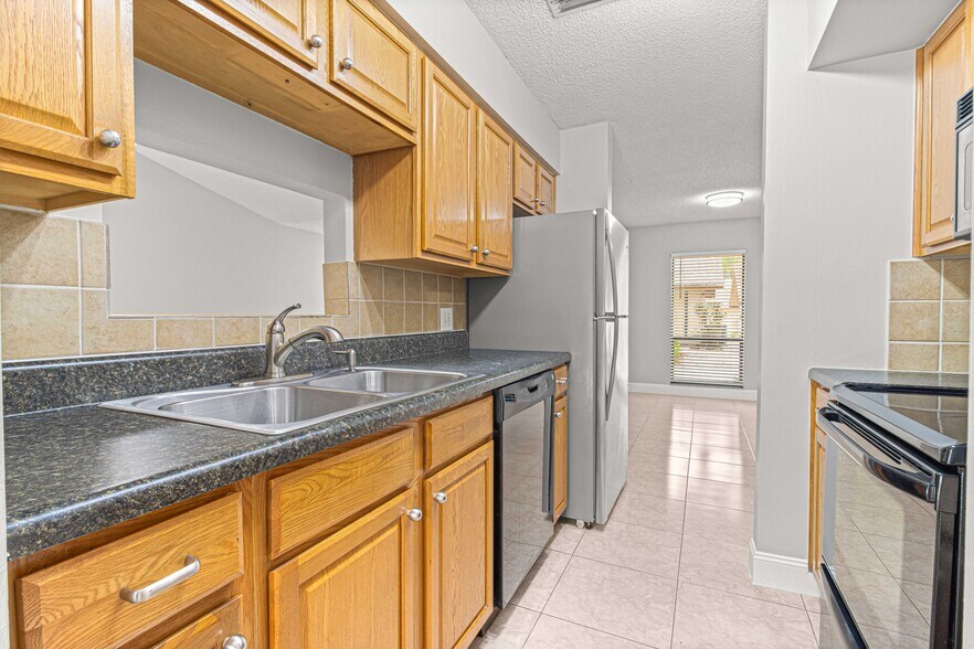 Building Photo - 810 SE 2nd St