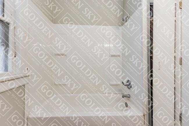 Building Photo - 806 W 7th St