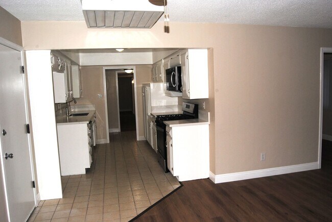 Building Photo - *Move-in special with a month of free rent on your 3rd month of tenancy*