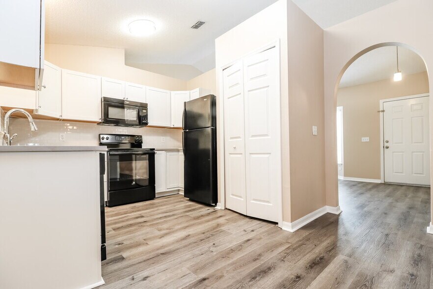 Building Photo - 14017 Tudor St