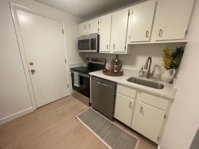 Building Photo - 16 Erick Rd