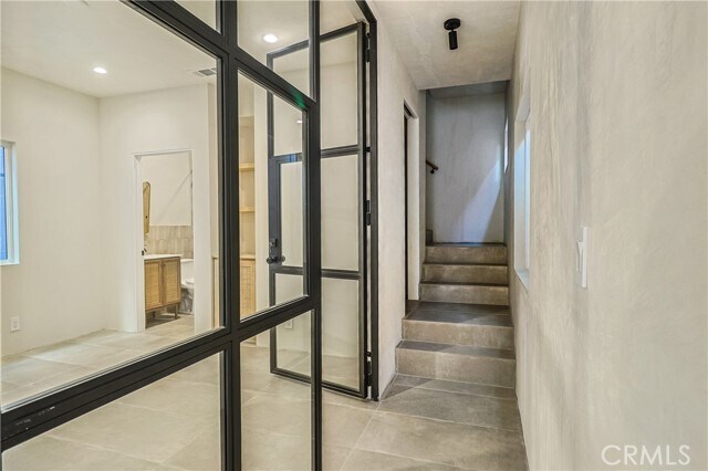 Building Photo - 817 N Orange Grove Ave