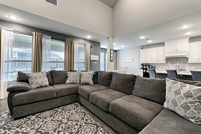 Building Photo - 3515 Washington Dr