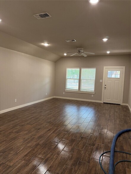 Building Photo - 303 N Colbert Ave