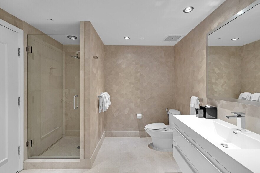 Building Photo - 4385 Collins Ave