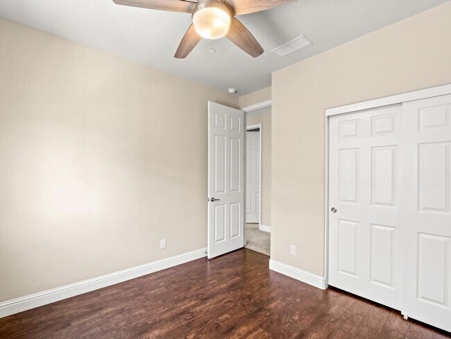 Building Photo - 1229 E Via Roma Dr
