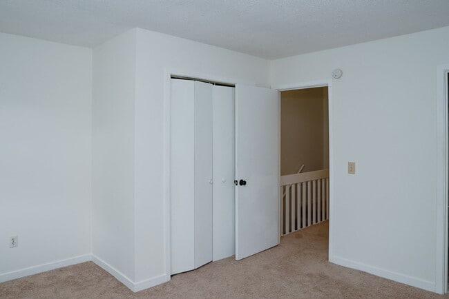 Building Photo - Cozy Two Bedroom Townhouse