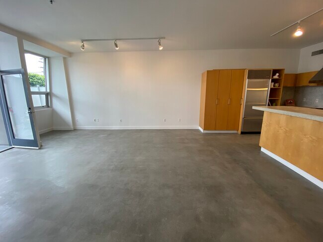 Building Photo - 615 Hampton Dr