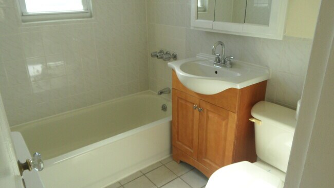 Bath - 67110 Clyde St