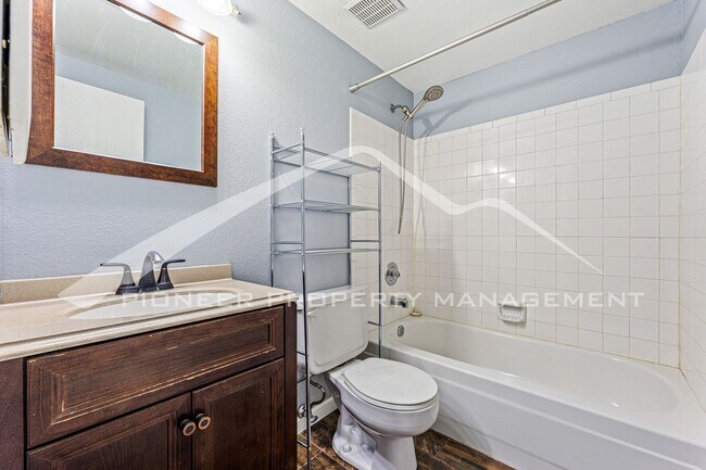 Building Photo - Charming condo with Central AC and Washer ...
