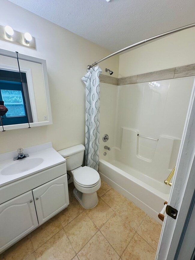 Building Photo - Spacious 3-Bedroom Duplex for Rent – Minut...