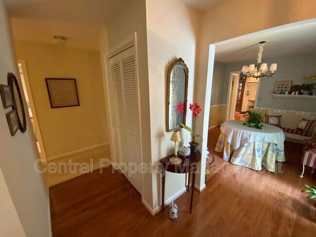 Building Photo - 4724 Coach Hill Dr