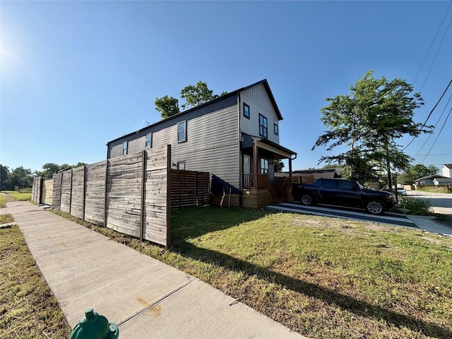 Building Photo - 1002 E 33rd St