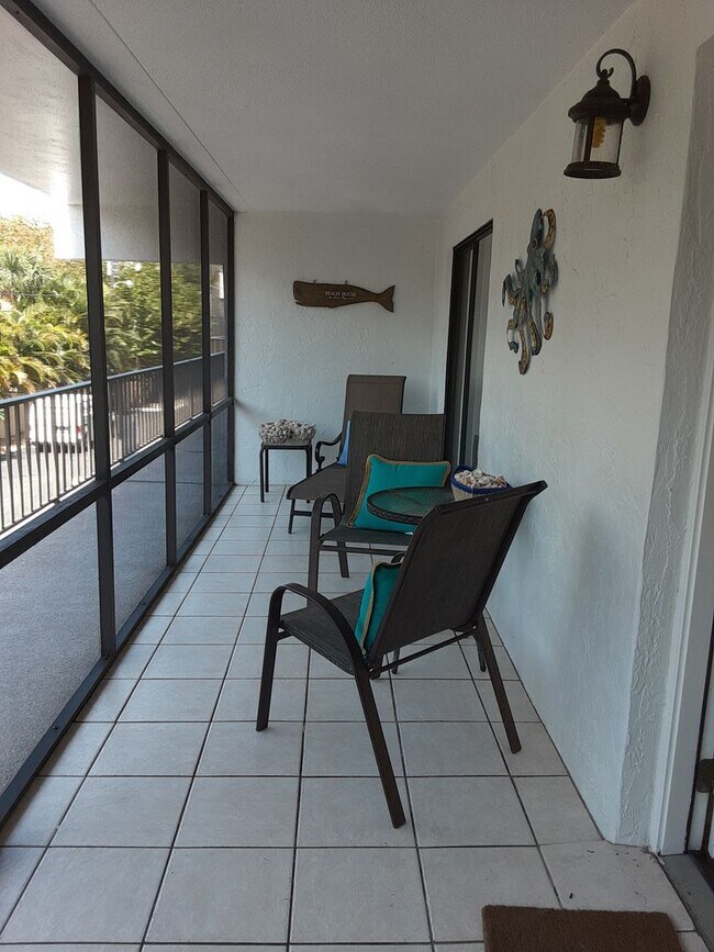 Building Photo - Seasonal/short term ONLY  Nicely renovated 2/2 condo across the street from LIDO BEACH!