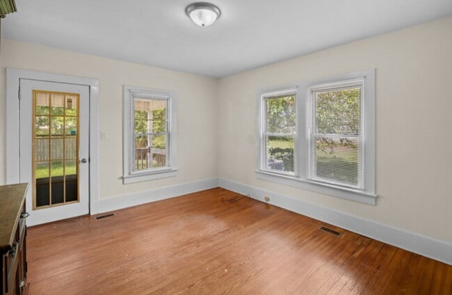 Building Photo - Vintage Charm, 4 BR, Spacious, Close To Ev...