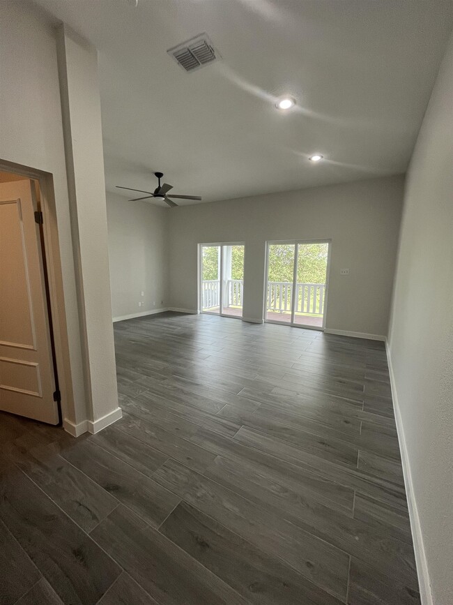 Building Photo - 1800 Country Club Dr