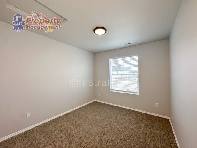 Building Photo - 709 W Smoky Quartz St