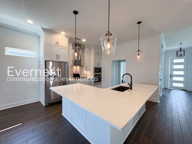 Building Photo - 3 Bed, 2 Bath Home with Fenced Yard & Garage / Available Now!