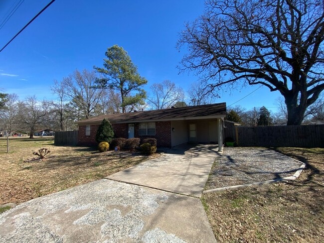 Building Photo - Contact Peggy 501 676 1758