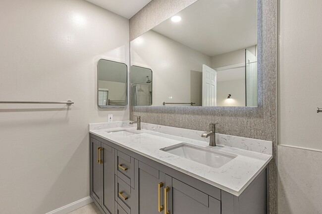 Building Photo - Beautiful Remodeled 3 Bedroom Townhome