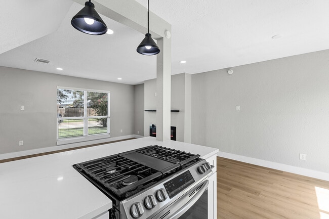 Building Photo - 12223 Kingslake Forest Dr