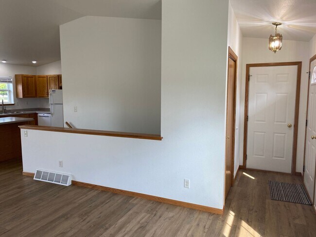 Building Photo - Beautiful 3 Bedroom Single Family Home in ...