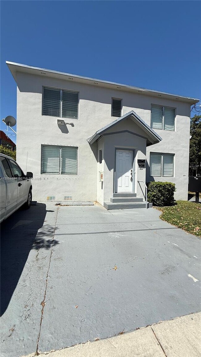 Building Photo - 534 SW 6th Ct