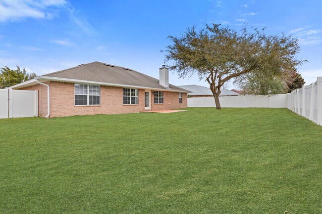 Building Photo - 6 Lemay Pl