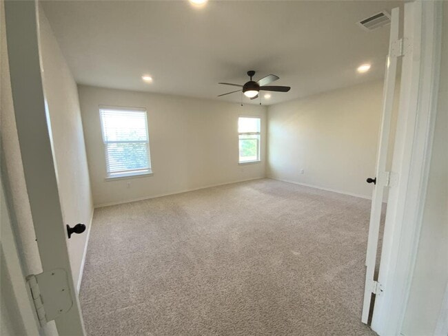 Building Photo - 908 Solitude Dr