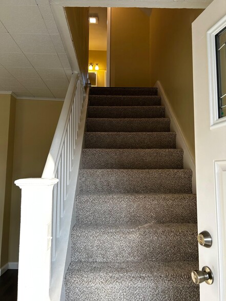 Building Photo - 444 Main St