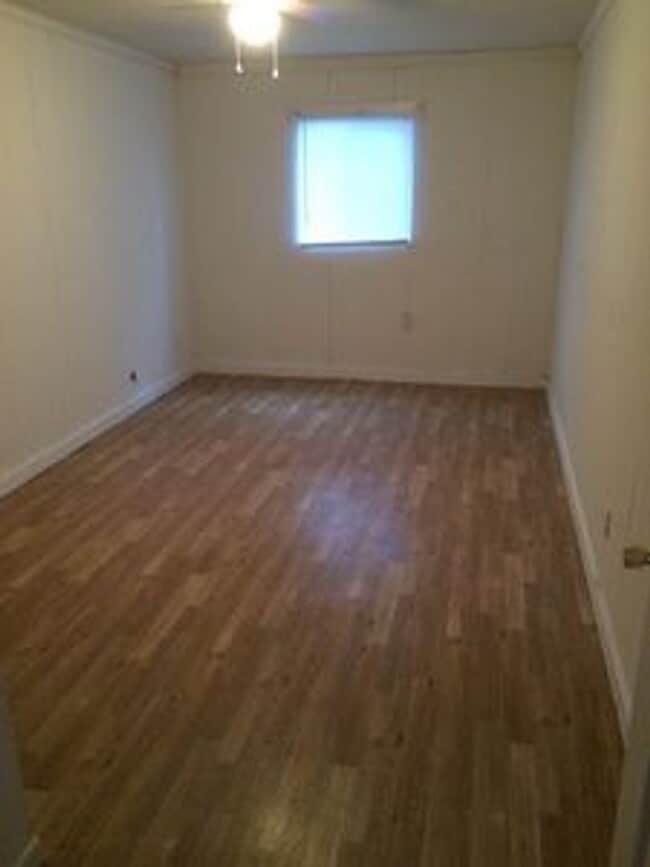 Building Photo - Spacious 4 bed 2 bath House in Church Hill