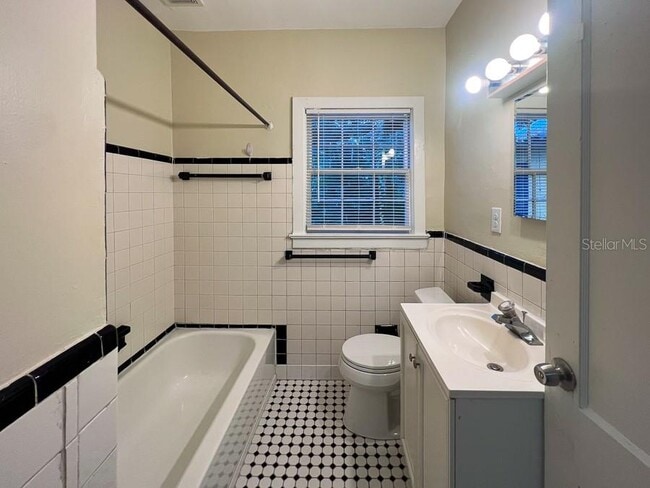 Building Photo - 2734 SW 3rd Pl