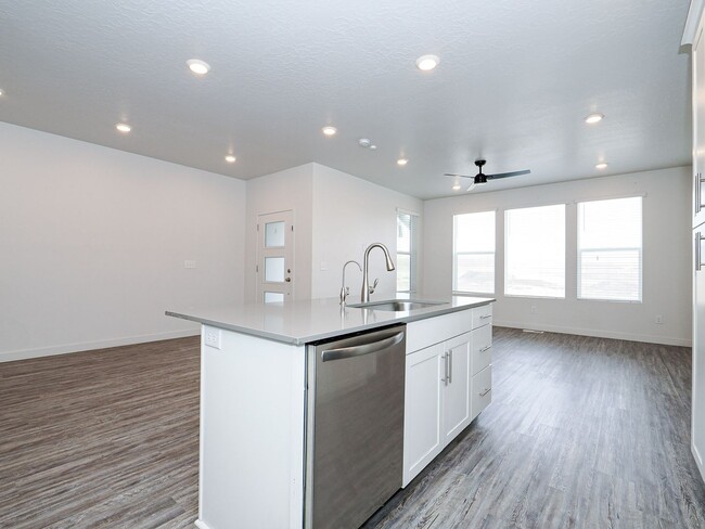 Building Photo - Townhome in West Jordan