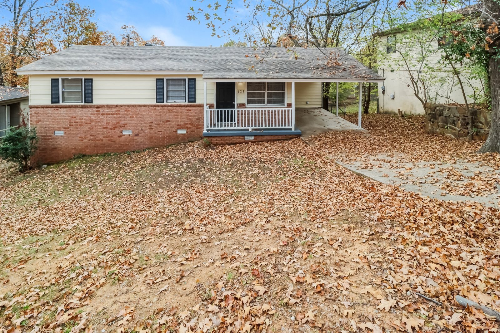 Building Photo - 121 Lindenhurst Dr