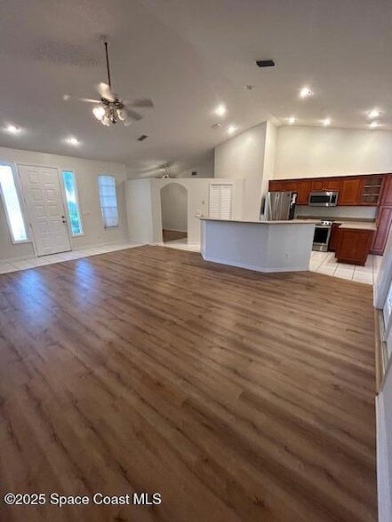 Building Photo - 973 Somerset Ln