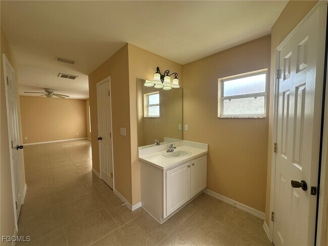 Building Photo - 2125 NE 9th Ave