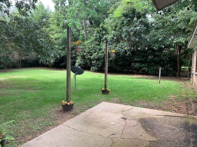 Building Photo - Available Home, 3 bed. 2 bath