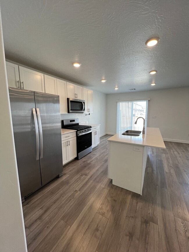 Building Photo - Beautiful Modern Townhome