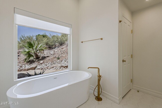 Building Photo - 5654 E Mesquite Ln