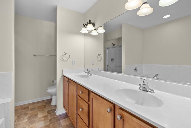 Building Photo - Spacious Condo in Norfolk