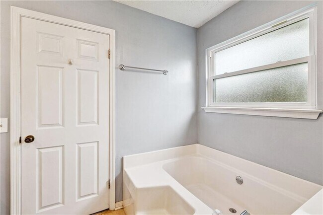 Building Photo - 310 Oakley Ln