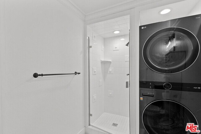 Building Photo - 23924 De Ville Way