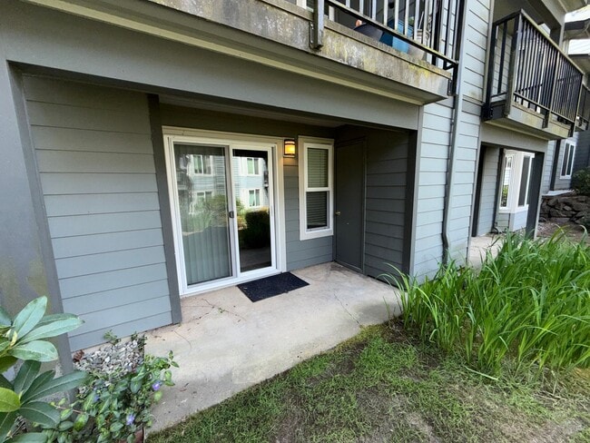 Building Photo - 2 Bed 1 Bath Totem Lake Condo
