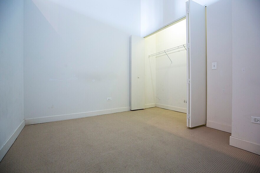 Building Photo - 320 E 21st St